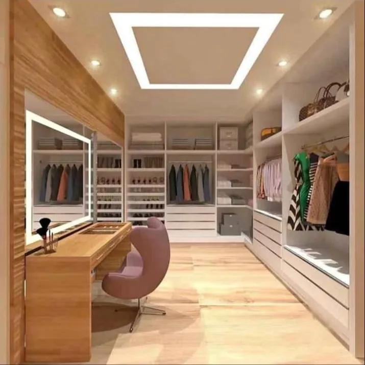 Closet amplo planejado com penteadeira e iluminação