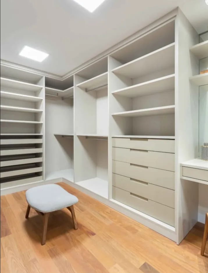 Closet planejado branco com prateleiras, gaveteiro e sapateira