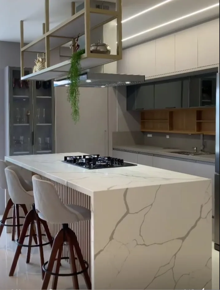 Cozinha planejada com ilha e bancada de mármore